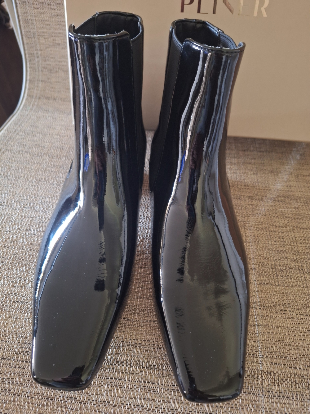 NEW IN BOX Donald PlinerStyle: Oleana Chelsea BootieSize: Women's 6 M - Picture 2 of 6